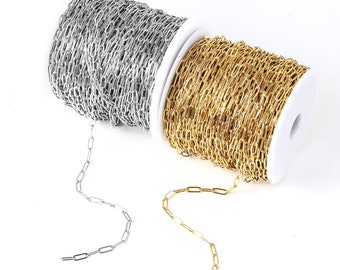 Könnte beinhalten: Zwei Spulen Kette, eine silber und eine gold. Die Kette ist ein einfacher, flacher, ovaler Glieder-Stil.