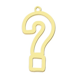 Op de afbeelding: Goudkleurige metalen hanger in de vorm van een vraagteken. De hanger heeft een lus aan de bovenkant om aan een ketting of armband te bevestigen.
