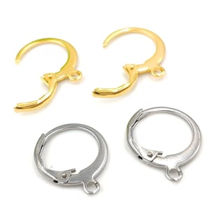 Puede incluir: Dos pares de cierres para pendientes, un par es dorado y el otro es plateado. Los cierres están abiertos y tienen un cierre de gancho.