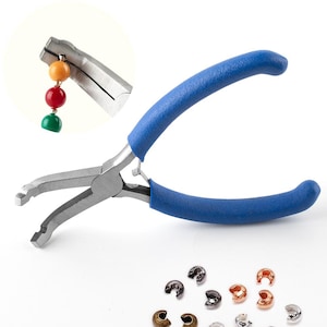 Peut inclure: Pince de fabrication de bijoux avec des poignées bleues et une finition argentée. La pince tient une chaîne de perles colorées. Plusieurs perles à sertir métalliques de différentes finitions sont dispersées en dessous.