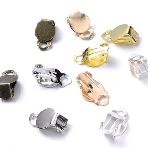 Puede incluir: Surtido de 10 clips para pendientes en varios acabados, incluyendo plata, oro y bronce. Cada clip tiene una almohadilla redonda para sujetar los pendientes.