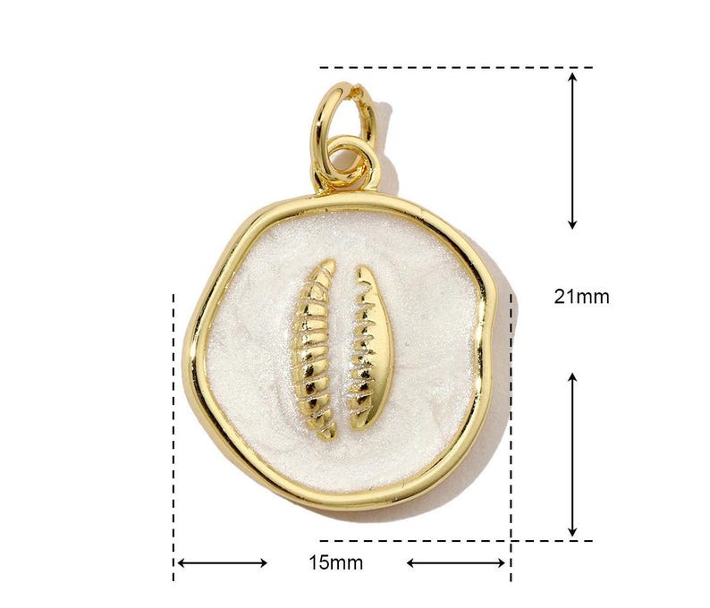 K&ouml;nnte beinhalten: Goldener Anh&auml;nger mit einem wei&szlig;en Emaille-Kreis, der mit zwei goldenen Blattmotiven verziert ist. Der Anh&auml;nger hat einen Durchmesser von 15 mm und eine H&ouml;he von 21 mm.