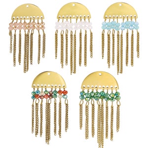 Pode incluir: Cinco pares de brincos dourados com um design de meio círculo e correntes penduradas. Cada par apresenta uma cor diferente de contas: rosa, branco, azul, verde e vermelho.