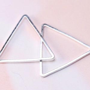 30 st silver triangelberlocker, mässing triangelörhängen, försilvrade triangelkopplingar, triangelhänge, triangellänkar
