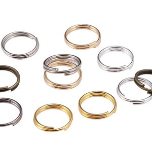 Pu&ograve; includere: Assortimento di portachiavi in argento, oro e bronzo. I portachiavi sono di diverse dimensioni e tutti aperti.