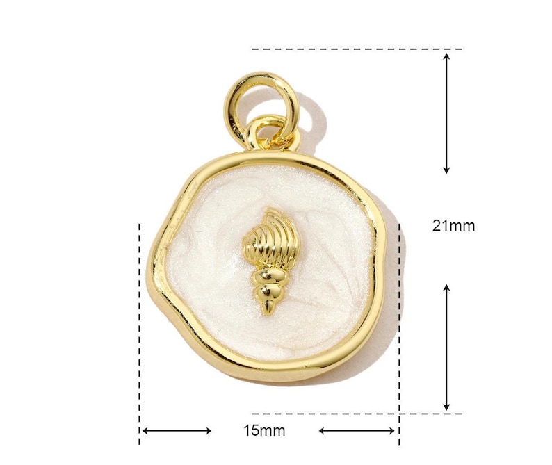 K&ouml;nnte beinhalten: Goldfarbener Anh&auml;nger mit einem wei&szlig;en Emaille-Muschel-Design. Der Anh&auml;nger ist 15 mm breit und 21 mm hoch.