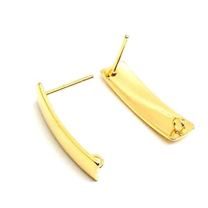 Puede incluir: Dos hallazgos de pendientes de color dorado con forma rectangular y un pequeño bucle en el extremo. Los hallazgos están diseñados para ser unidos a un pendiente de poste.