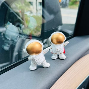 Creative Astronaut Car Rearview Mirror Decor, Mini Spaceman Car Ornament, Cute Astronaut Figurine, Car Ornament Decor, Women Car Doll Gifts