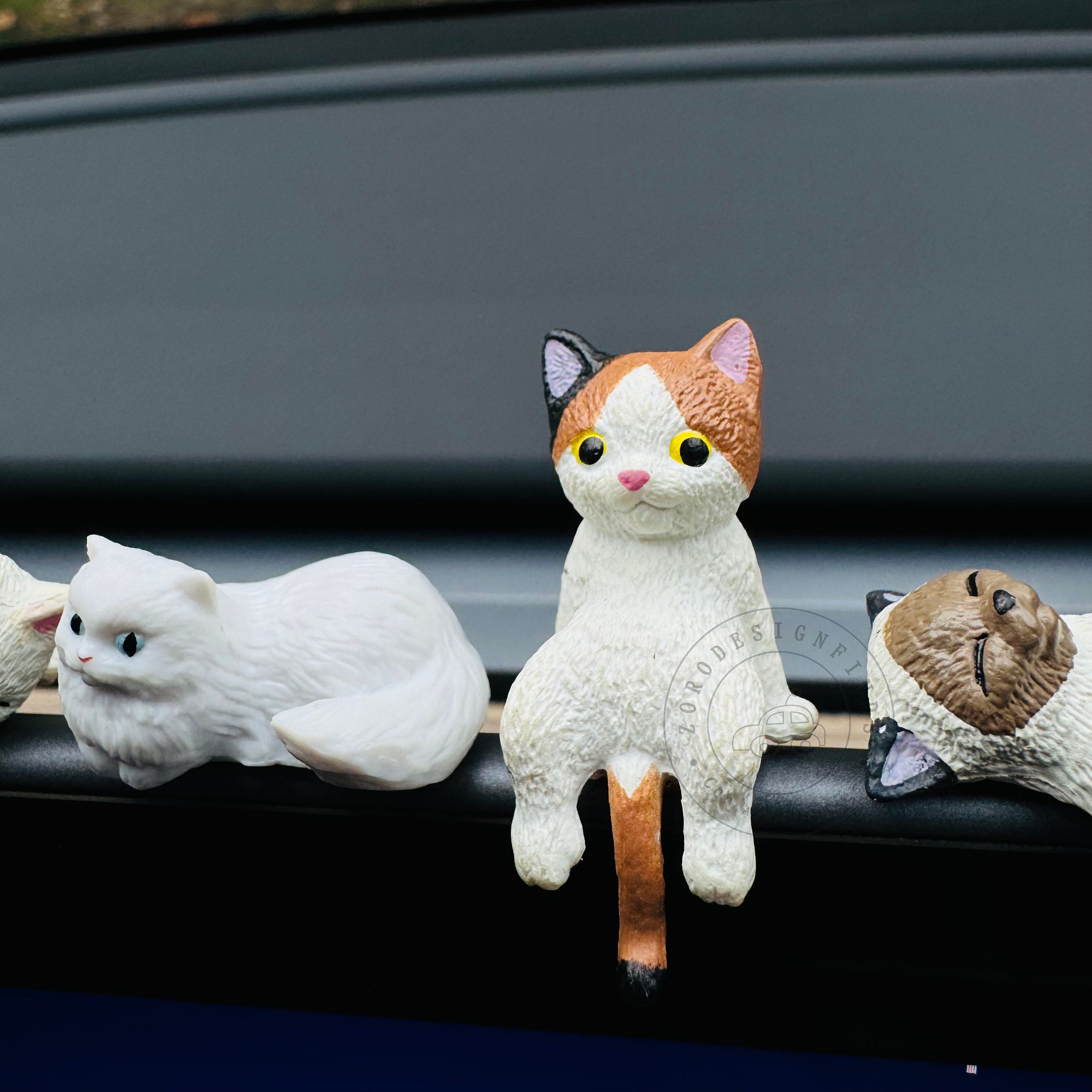 Nubamzy Gatti in miniatura, 4 statuine di gatto addormentato per auto, decorazioni per schermo con controllo centrale, specchietti retrovisori, statuette da collezione per decorazione da tavolo