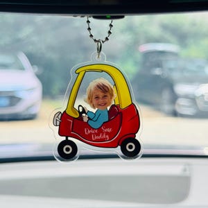 お父さんのためのパーソナライズされた子供の写真付きカーハンガー、アクリル製ドライブセーフパパの車用オーナメント、新米パパへのギフト、初めての父の日ギフト、カスタムカーデコレーション