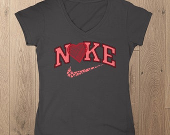 T-shirt femme col V N?KE | T-shirt Femme Humour | T-shirt cadeau anniversaire | T-shirt Personnalisé | T-shirt n.ke Coeur