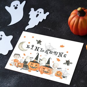 以下が含まれることがあります： 黒い文字で「EINLADUNG」と書かれた白いカード。カードは、幽霊、カボチャ、コウモリ、クモのイラストが描かれたハロウィンテーマです。