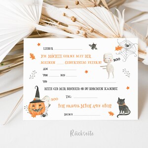 以下が含まれることがあります： ハロウィンをテーマにした誕生日パーティーの招待状。かぼちゃ、幽霊、ミイラ、黒猫が描かれています。招待状には「Ich m&ouml;chte gerne mit dir meinen Geburtstag feiern! 」と書かれており、これは「あなたと一緒に誕生日を祝いたい！」という意味です。
