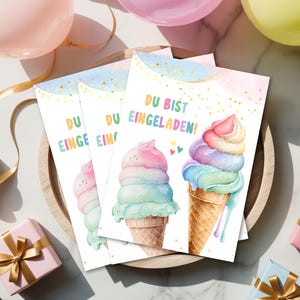 May include: Greeting cards with watercolor ice cream cones in pastel colors. The cards have the text "DU BIST EINGELADEN!" in colorful letters. The cards are on a wooden tray, with balloons and gifts in the background.