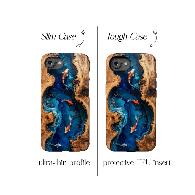 Op de afbeelding: Twee telefoonhoesjes met een houtnerf ontwerp en een blauwe rivier met oranje koi karpers. De linkerhoes is gelabeld "Slim Case" met een "ultra-dun profiel". De rechterhoes is gelabeld "Tough Case" met een "beschermende TPU-inzet".