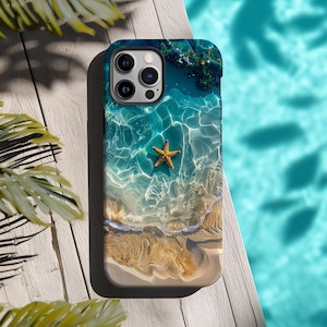 Peut inclure: Coque de téléphone avec un motif de plage. La coque présente une étoile de mer dans l'eau, avec une finition claire et brillante. Le design représente une étoile de mer dans l'océan. La coque est sur une surface en bois blanc.