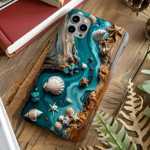 Può includere: Custodia per telefono con un design oceanico dettagliato. Presenta una scena d'acqua turchese con conchiglie, stelle marine e accenti di corallo. La custodia ha un bordo in legno, creando un'estetica naturale e artistica.