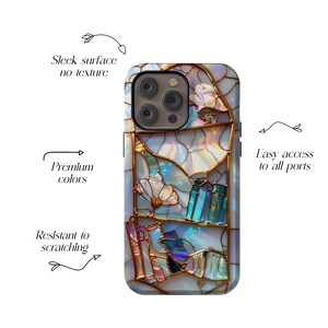 Peut inclure: Une coque de smartphone avec un design color&eacute; en vitrail. L'&eacute;tui pr&eacute;sente un fond nacr&eacute; avec des contours et des accents dor&eacute;s. Le design comprend des formes florales et g&eacute;om&eacute;triques, et le texte "Sleek surface no texture", "Premium colors", "Easy access to all ports", et "Resistant to scratching".