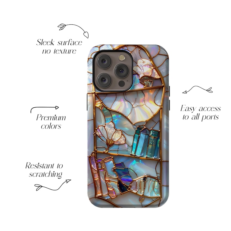 Peut inclure: Une coque de smartphone avec un design color&eacute; en vitrail. L'&eacute;tui pr&eacute;sente un fond nacr&eacute; avec des contours et des accents dor&eacute;s. Le design comprend des formes florales et g&eacute;om&eacute;triques, et le texte "Sleek surface no texture", "Premium colors", "Easy access to all ports", et "Resistant to scratching".