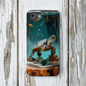 Puede incluir: Funda de teléfono con una escena submarina detallada que presenta una tortuga marina, corales y peces pequeños. La funda tiene una base de madera y una parte superior transparente llena de líquido, creando un efecto 3D.