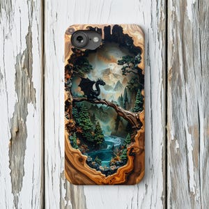 Könnte beinhalten: Handyhülle mit einer Fantasy-Szene. Ein schwarzer Drache sitzt auf einem Ast mit Blick auf einen Fluss und Berge. Die Hülle hat einen Holzmaserungsrand, der einen Rahmeneffekt erzeugt. Detaillierte Landschaft.
