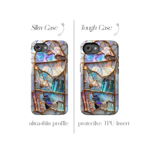 Peut inclure: Deux coques de t&eacute;l&eacute;phone avec un motif de vitrail. La coque de gauche est &eacute;tiquet&eacute;e "Slim Case" et a un profil ultra-mince. La coque de droite est &eacute;tiquet&eacute;e "Tough Case" et poss&egrave;de un insert en TPU protecteur. Les deux coques ont un cadre dor&eacute;.