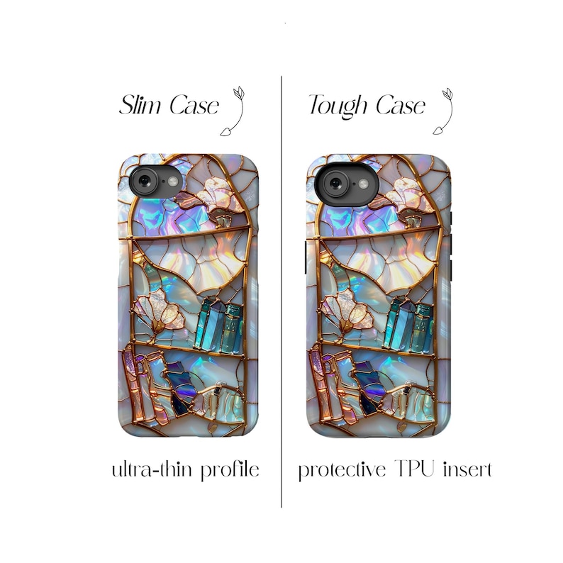 Peut inclure: Deux coques de t&eacute;l&eacute;phone avec un motif de vitrail. La coque de gauche est &eacute;tiquet&eacute;e "Slim Case" et a un profil ultra-mince. La coque de droite est &eacute;tiquet&eacute;e "Tough Case" et poss&egrave;de un insert en TPU protecteur. Les deux coques ont un cadre dor&eacute;.