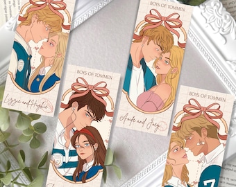 Könnte beinhalten: Vier illustrierte Lesezeichen mit Paaren, mit dem Text "BOYS OF TOMMEN" oben. Jedes Lesezeichen zeigt den Namen eines anderen Paares: "Lizzie and Hughie", "Aoife and Joey", "Claire and Gibson" und "Shannon and Johnny". Die Lesezeichen haben ein Vintage-Design.