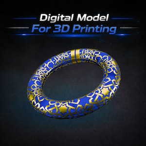 Könnte beinhalten: Ein kreisförmiger Ring mit einer blauen Basis und einem goldenen geometrischen Muster aus ineinandergreifenden Linien und Sternformen. Der Text Digital Model For 3D Printing steht in weißer und blauer Schrift über dem Objekt.