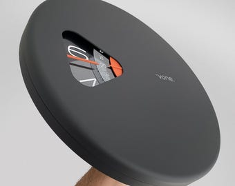 Reloj de pared único, hora saltante, minimalista, gris oscuro y naranja, hecho a mano.