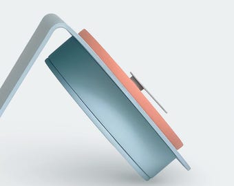 Reloj de escritorio retro en tonos pastel: decoración azul y rosa pintada a mano