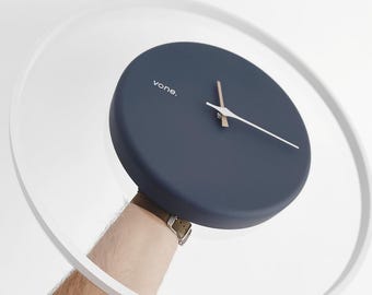 Reloj de pared minimalista azul transparente y de bordes suaves. Diseño único y moderno de vone works.