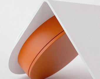 Reloj de escritorio plegable blanco y terracota: diseño moderno artesanal