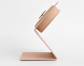 Reloj femenino de escritorio de metal con forma de Z, en tonos crema y rosa suave, moderno y minimalista.