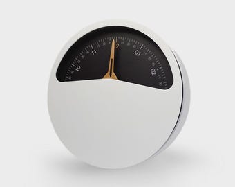 Reloj de escritorio moderno: minimalista, puntero único, movimiento silencioso.