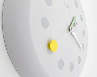 Reloj de pared minimalista: diseño moderno y silencioso con manecillas transparentes.