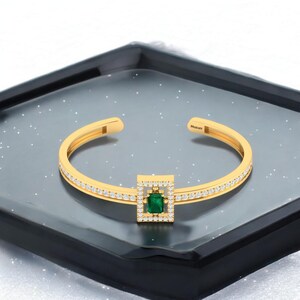 Smaragd Gold Armreif Armband, Diamant Armreif, zierliche Kristall Armreif, Mai Birthstone Schmuck, Jubiläumsgeschenk, Geburtstags- oder Weihnachtsgeschenk für Sie