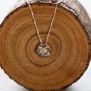 Colar com pingente de amor-perfeito em prata esterlina