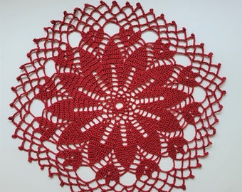 Centrino all'uncinetto rosso scuro fatto a mano: decorazione floreale da tavola (14,5 pollici)