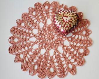 手作りかぎ針編みのローズドイリー：12インチの花のセンターピース