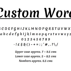 Op de afbeelding: Een witte achtergrond toont een lettertypevoorbeeld met de woorden "Custom Word" in een cursief lettertype. De afbeelding toont hoofdletters en kleine letters, cijfers en symbolen. Hoofdletters zijn ca. 7 - 9,5 cm.
