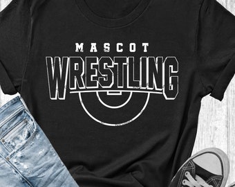 Puede incluir: Camiseta negra con texto blanco que dice "MASCOT WRESTLING" con un gráfico de diana circular blanco debajo del texto.