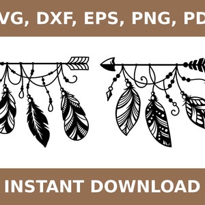 Peut inclure: Silhouette noire et blanche d'une flèche avec trois plumes qui pendent. La flèche est décorée de perles et de volutes. Le texte "SVG, DXF, EPS, PNG, PDF" est en haut de l'image et "INSTANT DOWNLOAD" est en bas.