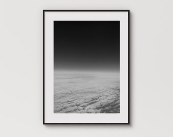 Boven de wolkenluchtvaartfoto: minimalistische zwart-witafdruk (digitale download)
