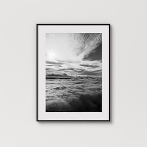 Flygfotografitryck: Ovanför molnen, monokrom väggkonst (digital nedladdning)
