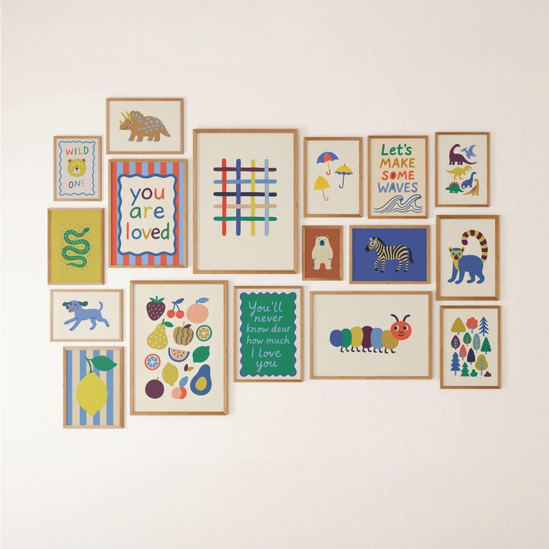 Puede incluir: Una colecci&oacute;n de impresiones art&iacute;sticas enmarcadas con ilustraciones coloridas. Las impresiones presentan varias im&aacute;genes, como un dinosaurio, una serpiente, un perro, una cebra, una oruga y frutas. Algunas impresiones tienen el texto "You are loved" y "Let's make some waves."