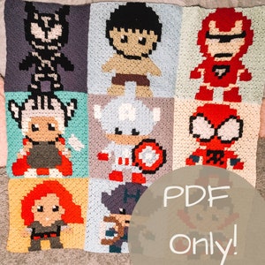 Op de afbeelding: Een gehaakt deken met een kleurrijk gepixeld ontwerp van verschillende superhelden. Het deken is gemaakt van verschillende gekleurde garens en heeft een vierkante vorm. De tekst "PDF Only!" is gedrukt op een grijze cirkel in de rechterbenedenhoek van de afbeelding.
