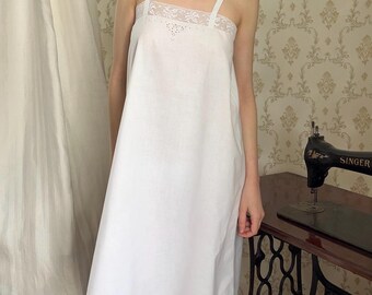 Antyczna biała bawełniana koszula nocna z lat 20. XX wieku, haftowana ręcznie, z monogramem i koronką filetową, w stylu vintage, z pełną halką (M/L)