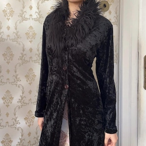 Cárdigan largo estilo gótico francés vintage de los años 90 con cuello de piel sintética, botones en la parte delantera y terciopelo negro aplastado (M-L)