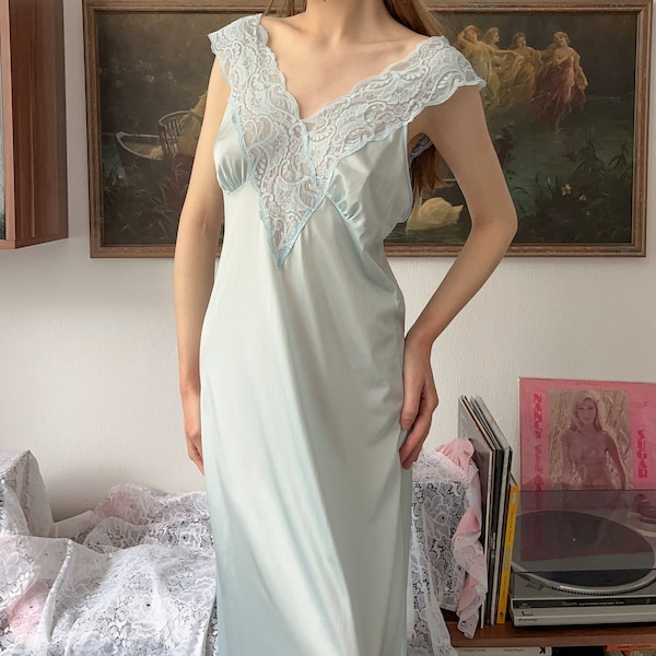 Robe de nuit longue en nylon et dentelle satinée bleue Gilead vintage des années 1970